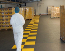 如何避免在工作場所滑倒和絆倒，選擇合適的地面防滑處理材料措施